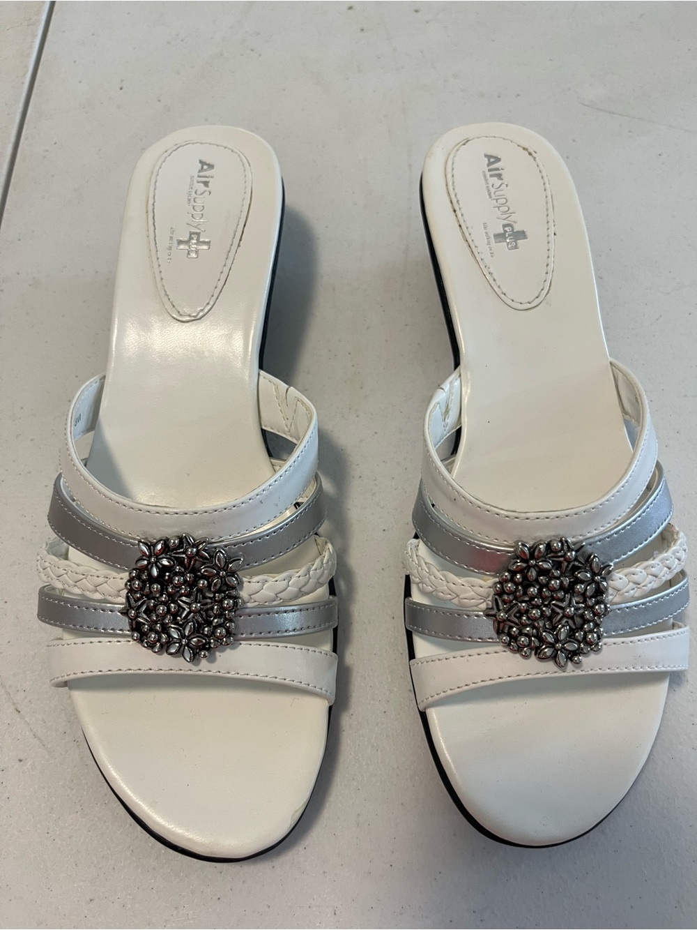 Air Supply Plus White & Silver Braided Slide Mules with Floral Medallion sz8 goo